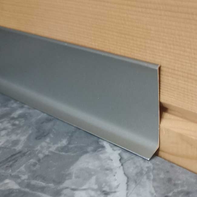 Алюминиевый плинтус "хамелеон" серый шампань 3м